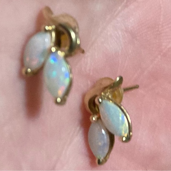 10 Karat gold post earrings with dainty little white fire opal stones - Picture 7 of 16